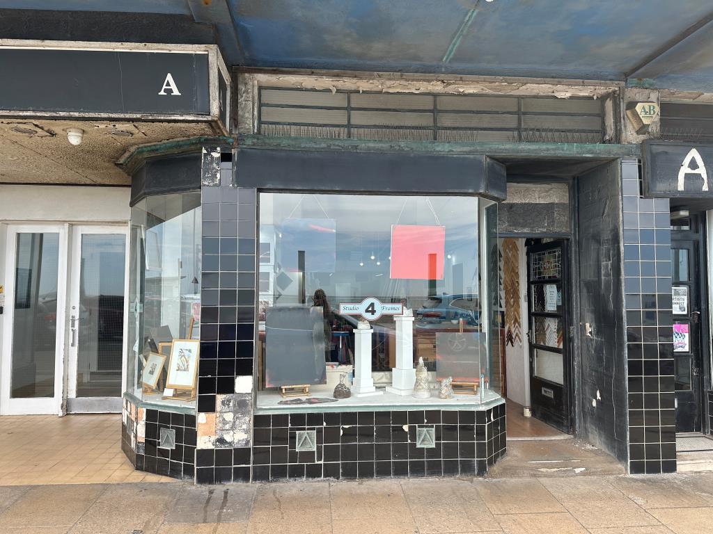 Lot: 11 - COMMERCIAL INVESTMENT - External Front of commercial unit